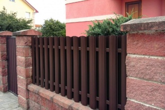 Забор из евроштакетника с кирпичными столбами 12 соток фото цена под ключ