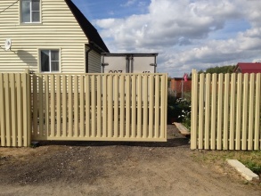 Ворота откатные из евроштакетника - пример 12 фото в Первомайске