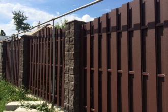 Забор из евроштакетника с кирпичными столбами 25 метров фото в Первомайске