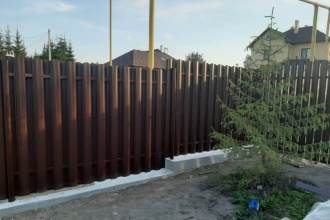 Забор из евроштакетника в шахматном порядке 300 метров фото недорого