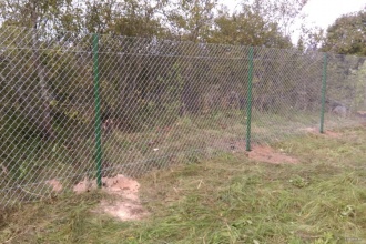 Забор из сетки рабицы в натяг с протяжкой арматуры 6 соток фото под ключ