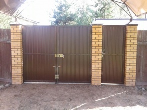 профнастил с распашными воротами - пример 11 фото в Первомайске