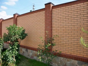 Кирпичный забор сплошной 80 метров фото в Первомайске