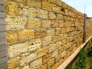 Кирпичный забор с камнем 10 соток фото под ключ с установкой