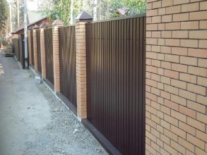 Забор из профнастила с кирпичными столбами 72 метра фото в Первомайске