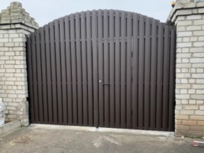 Ворота распашные из евроштакетника - пример 2 фото в Первомайске