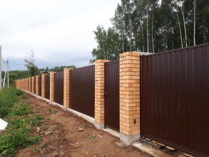 Кирпичный забор на ленточном фундаменте 12 метров фото в Первомайске