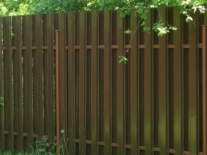 Забор из евроштакетника с бетонированием столбов 12 метров фото в Первомайске