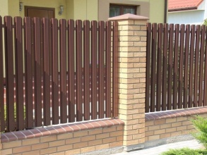 Забор из евроштакетника с кирпичными столбами 15 метров фото недорого под ключ
