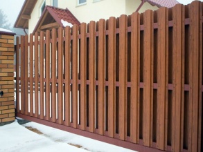 Забор из евроштакетника с кирпичными столбами 200 метров фото в Первомайске