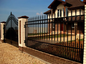 Сварные заборы с кирпичными столбами 12 метров фото в Первомайске