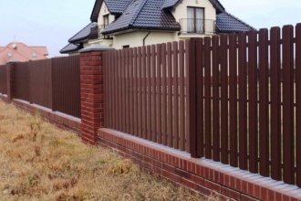 Забор из евроштакетника с кирпичными столбами 8 соток фото в Первомайске