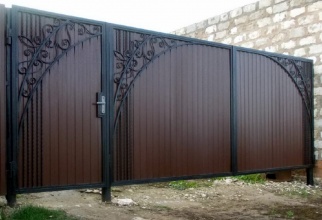 Распашные ворота из профнастила - пример 1 фото в Первомайске